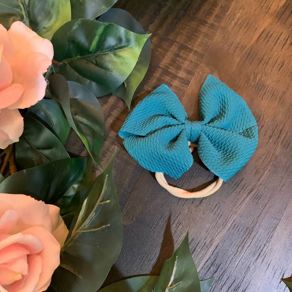 Nylon bow headband.